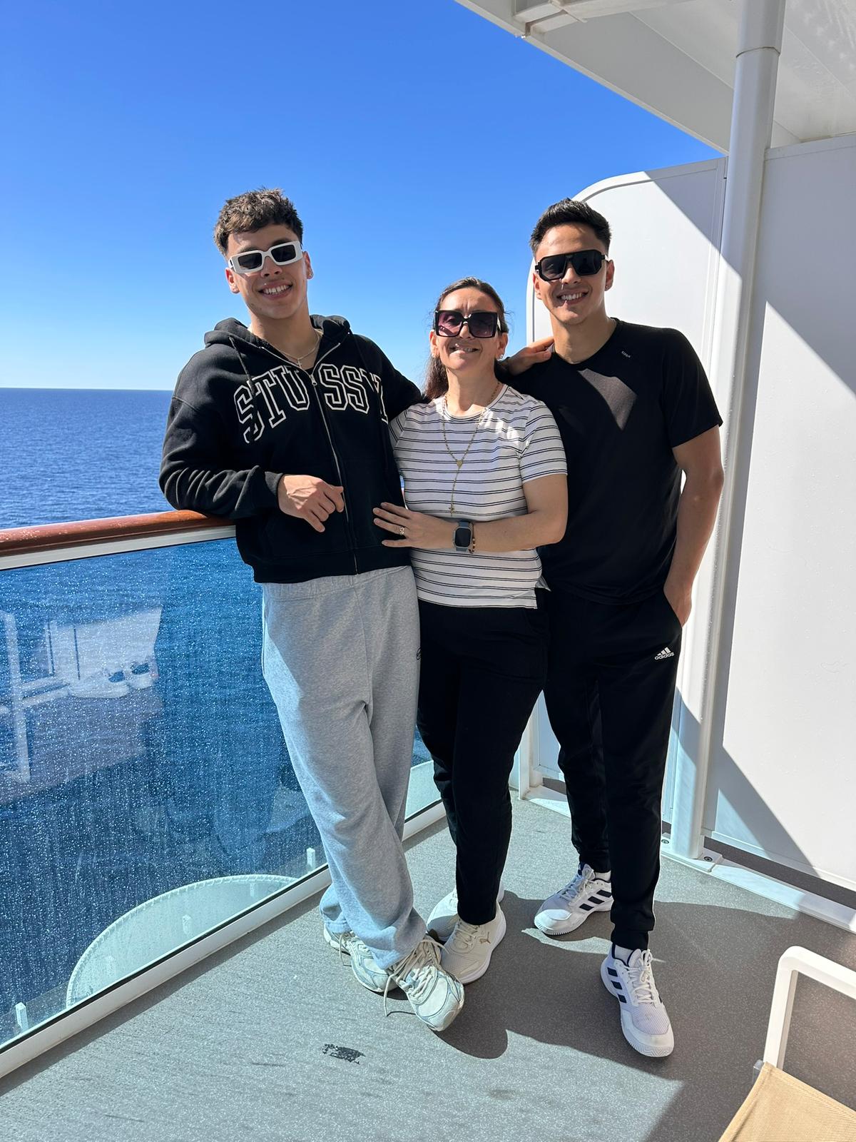 Andrea con sus hijos en el crucero