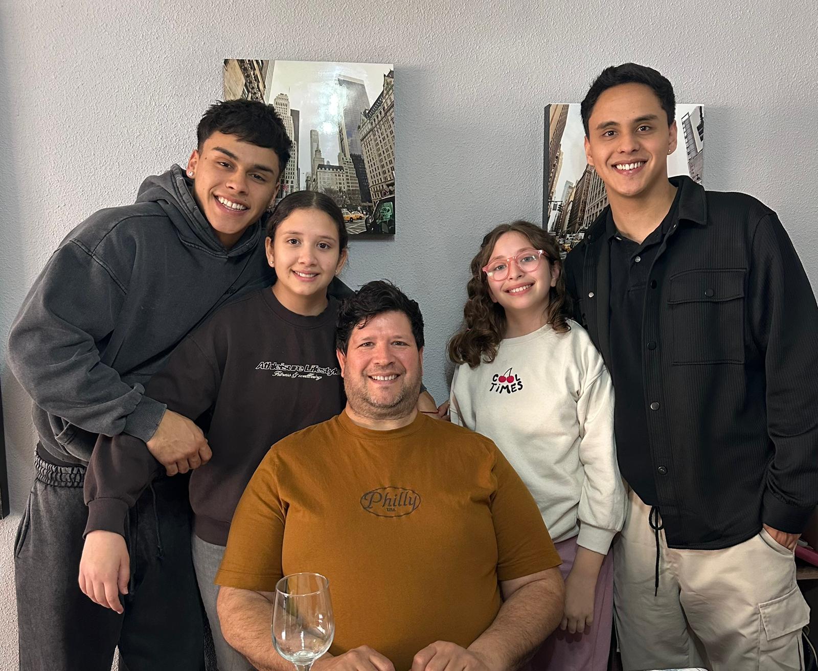 Gastón con nuestros 4 hijos